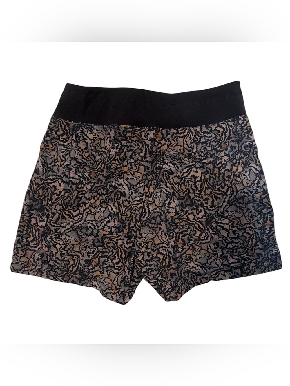 Women’s Black Floral Pattern Stretch-Waist Shorts